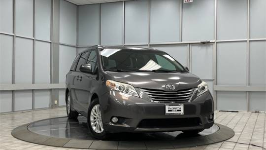 2017 Toyota Sienna XLE — Minivan — 91,339 mi — Palatine, IL