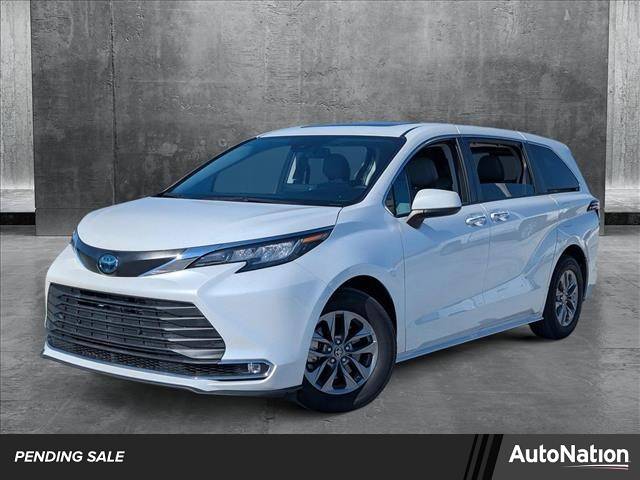 2022 Toyota Sienna XLE — Minivan — 10,596 mi — Fort Myers, FL