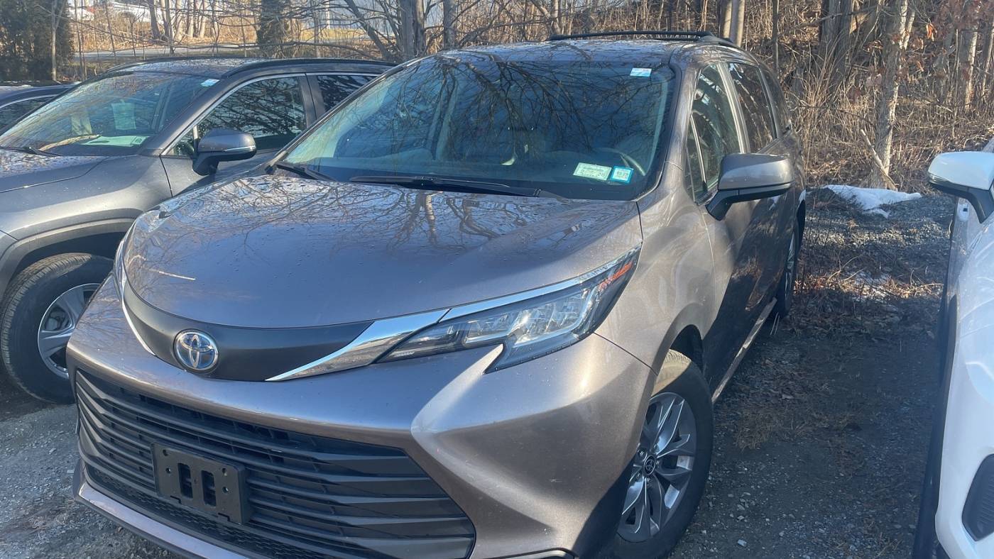 2022 Toyota Sienna LE — Minivan — 28,804 mi — Wappingers Falls, NY