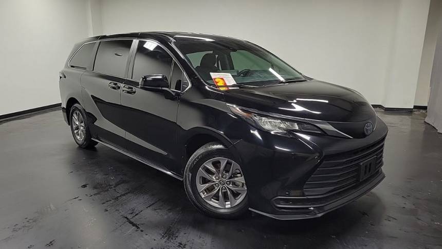 2023 Toyota Sienna LE 8-Passenger