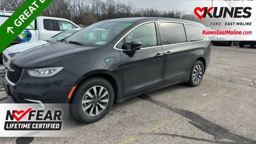 2022 Chrysler Pacifica Hybrid Touring L — Minivan — 76,669 mi — East Moline, IL