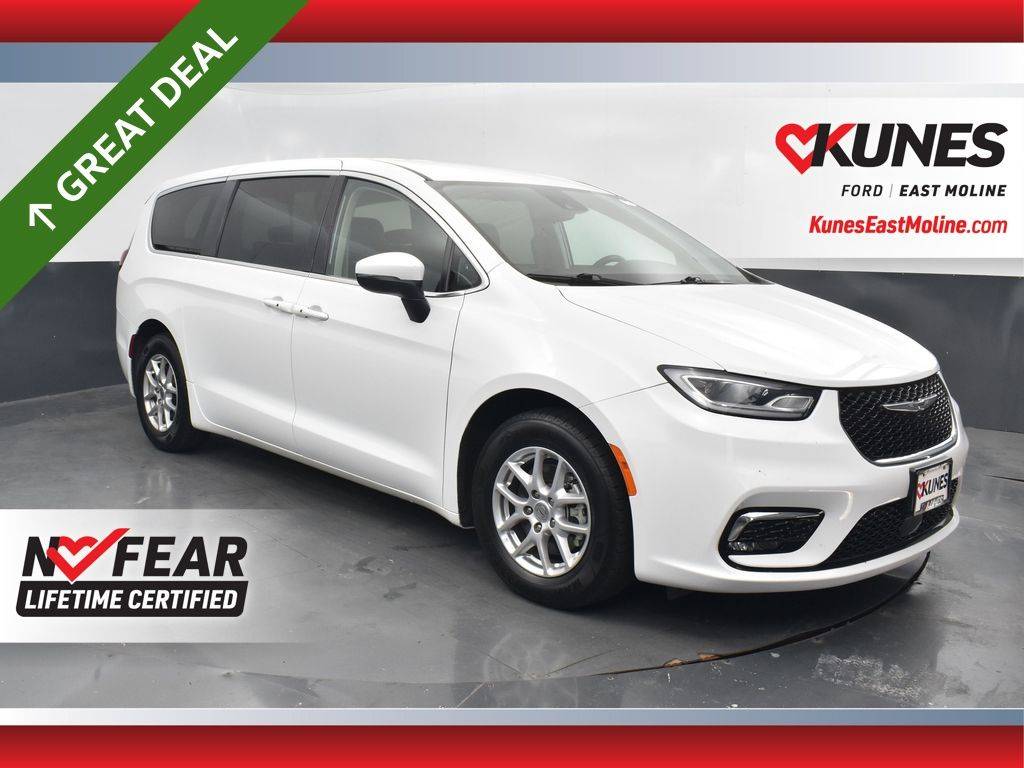 2023 Chrysler Pacifica Touring L — Minivan — 67,901 mi — East Moline, IL