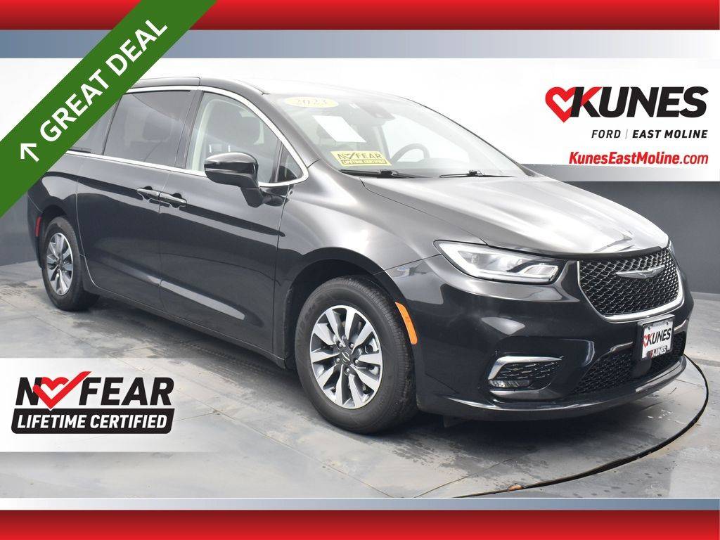 2023 Chrysler Pacifica Hybrid Touring L — Minivan — 63,898 mi — East Moline, IL