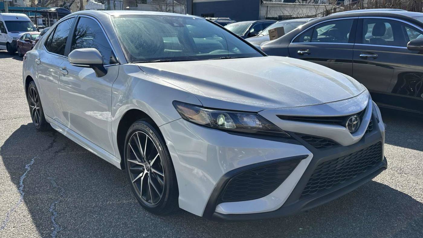 2022 Toyota Camry SE — Sedan — 52,687 mi — Great Neck, NY
