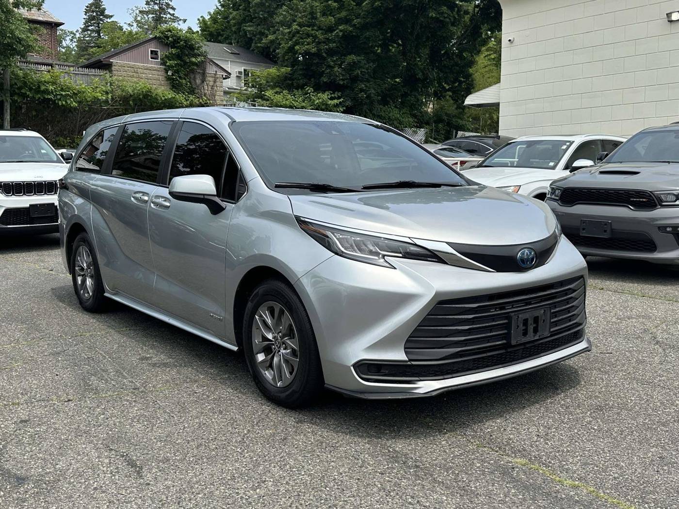 2021 Toyota Sienna LE — Minivan — 76,489 mi — Great Neck, NY