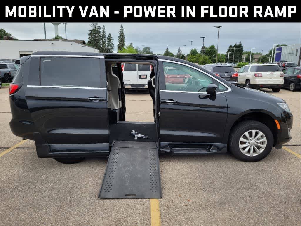 2018 Chrysler Pacifica Touring Plus — Minivan — 19,566 mi — Barrington, IL
