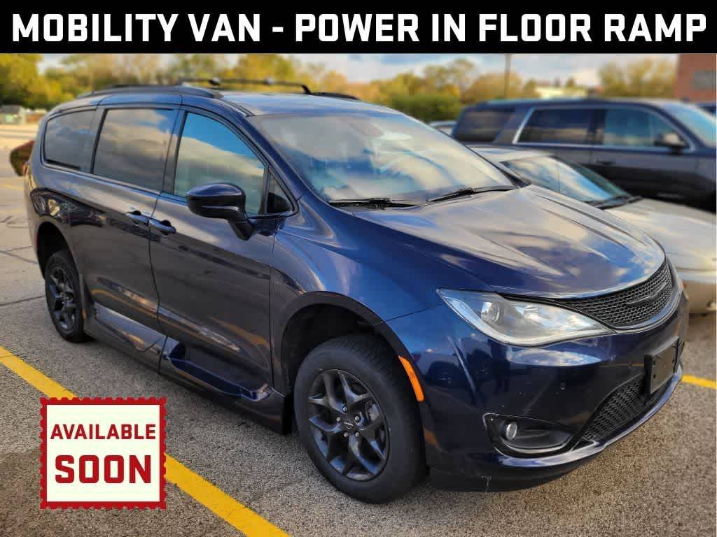 2019 Chrysler Pacifica Touring L — Minivan — 101,740 mi — Barrington, IL