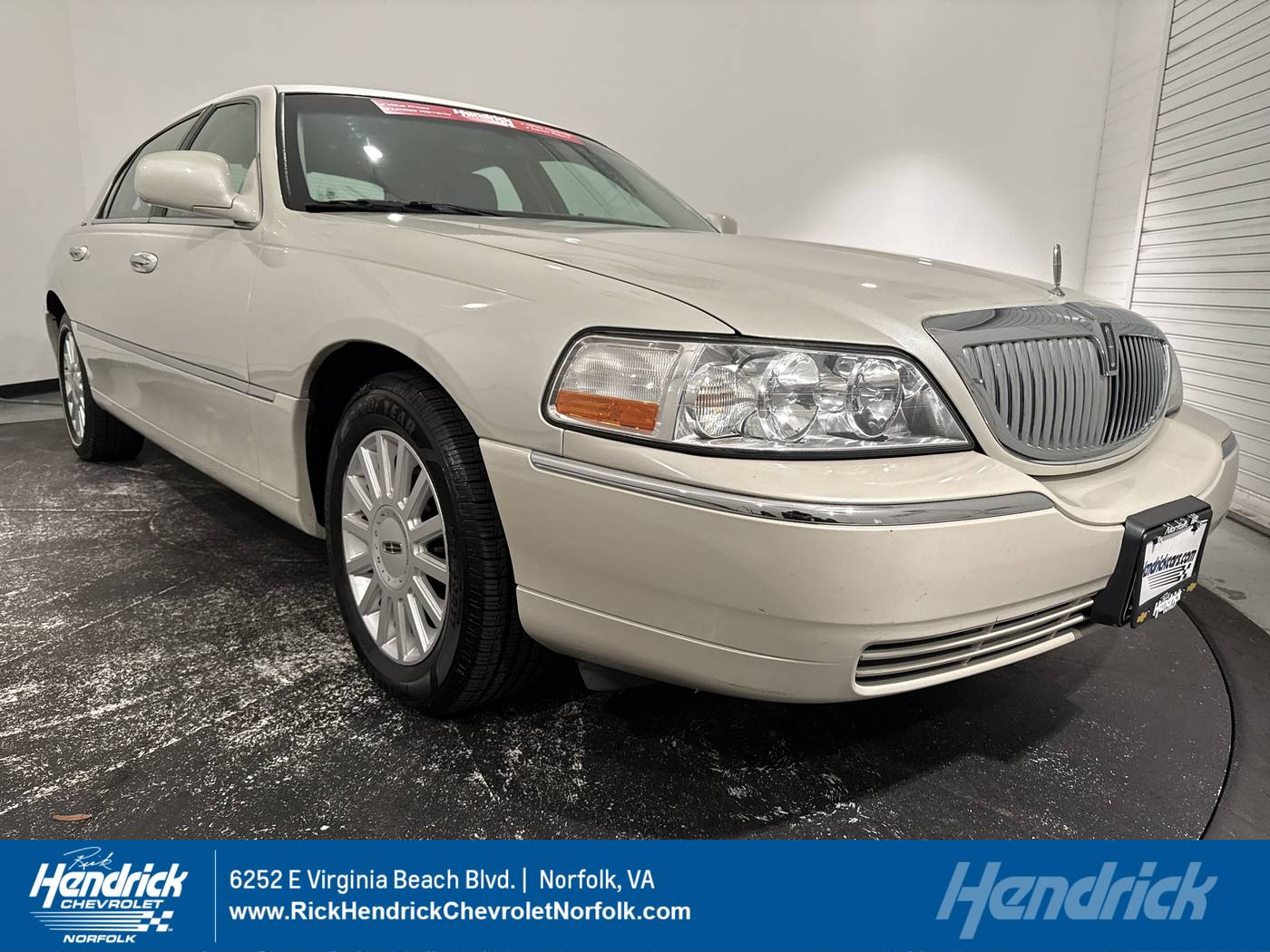 2005 Lincoln Town Car Signature — Sedan — 81,861 mi — Norfolk, VA