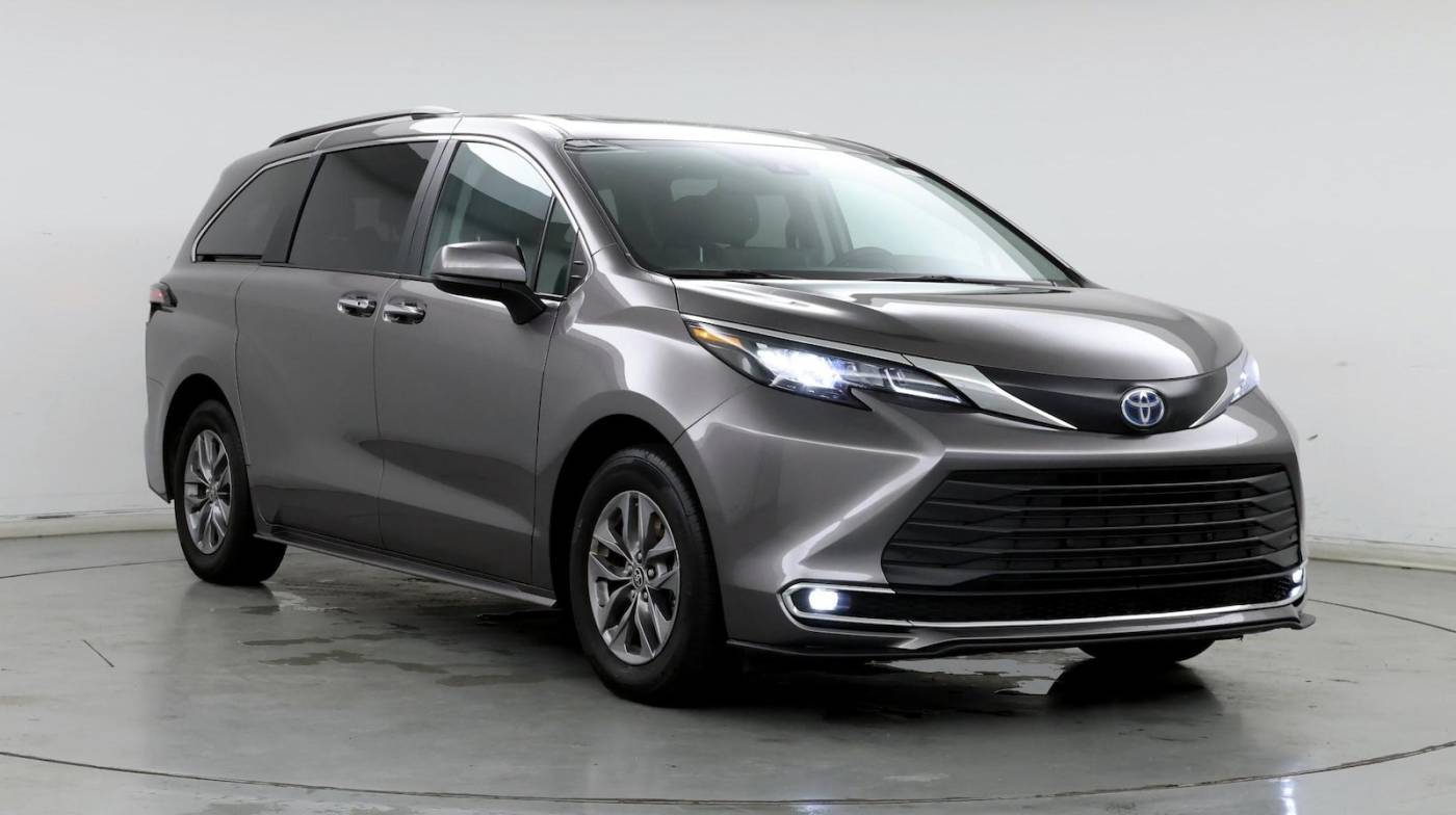 2024 Toyota Sienna XLE — Minivan — 17,699 mi — Lexington, KY