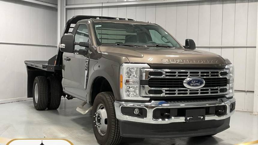 2023 Ford Super Duty F-350 Chassis Cab XLT — Chassis Cab Truck — 3,260 mi — Columbia City, IN