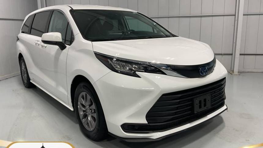 2023 Toyota Sienna LE — Minivan — 33,489 mi — Columbia City, IN