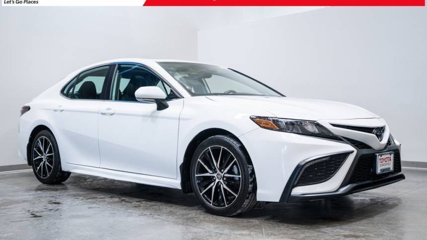 2022 Toyota Camry SE — Sedan — 12,401 mi — Brookfield, WI