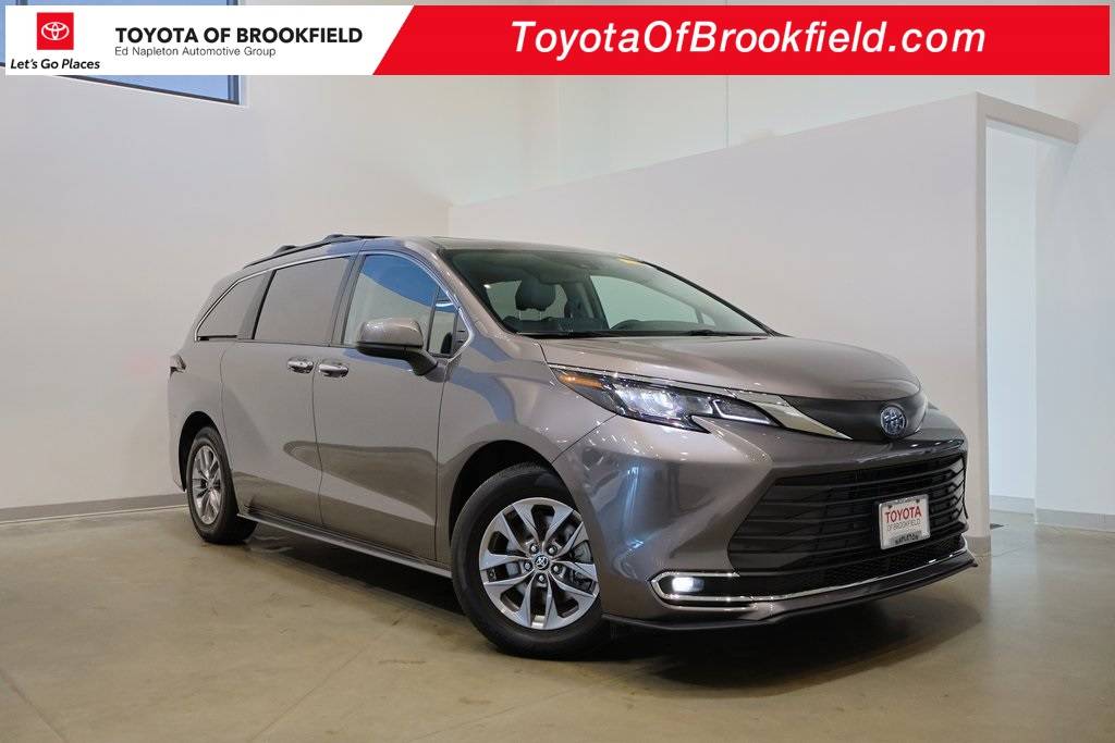 2024 Toyota Sienna XLE — Minivan — 19,578 mi — Brookfield, WI