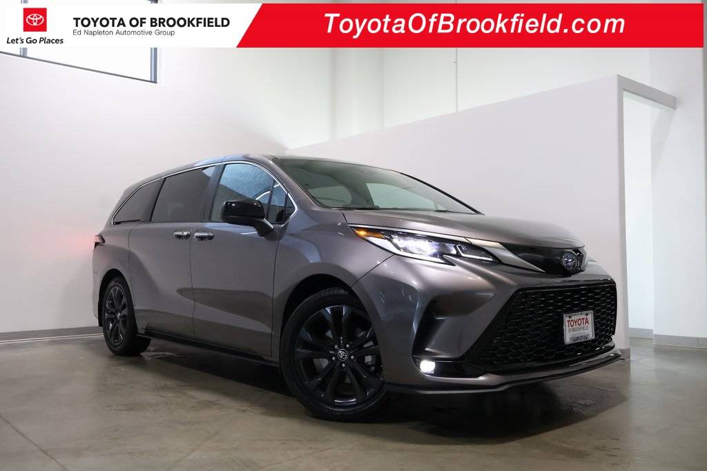 2022 Toyota Sienna XSE — Minivan — 21,996 mi — Brookfield, WI