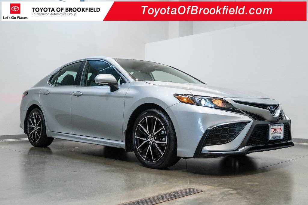 2024 Toyota Camry SE — Sedan — 17,540 mi — Brookfield, WI