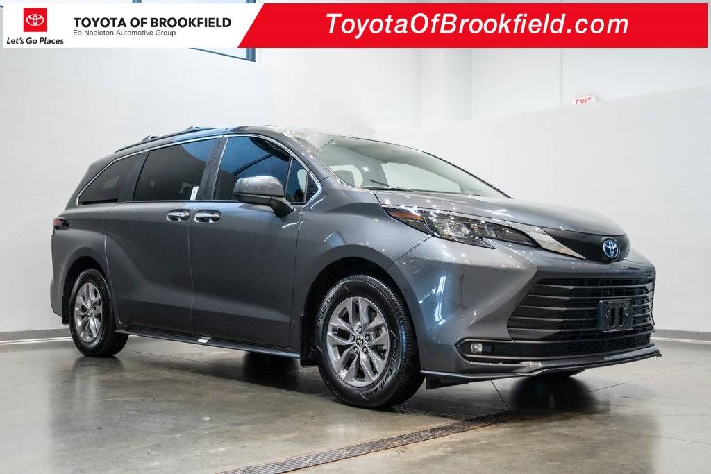 2025 Toyota Sienna XLE — Minivan — 17,691 mi — Brookfield, WI