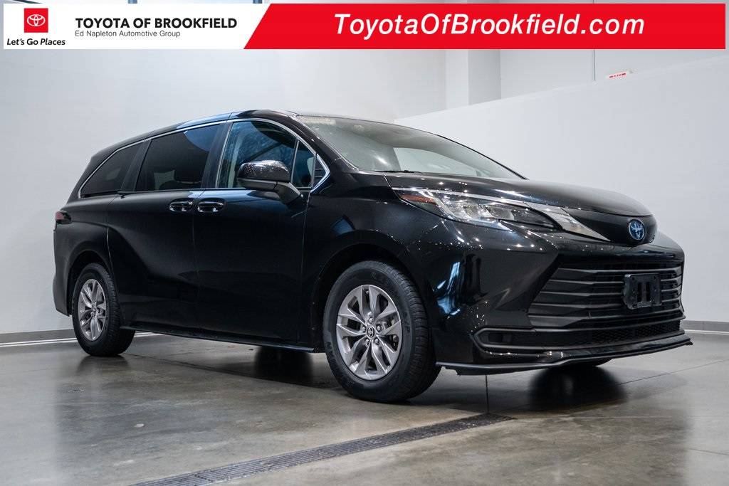 2022 Toyota Sienna LE — Minivan — 58,660 mi — Brookfield, WI