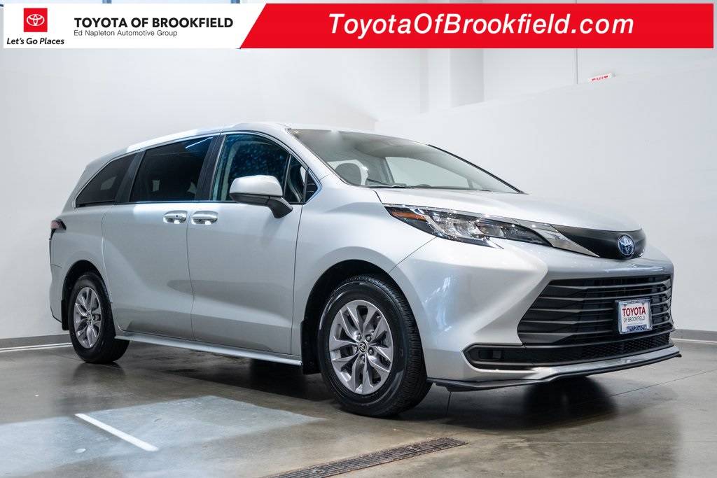 2023 Toyota Sienna LE — Minivan — 18,798 mi — Brookfield, WI