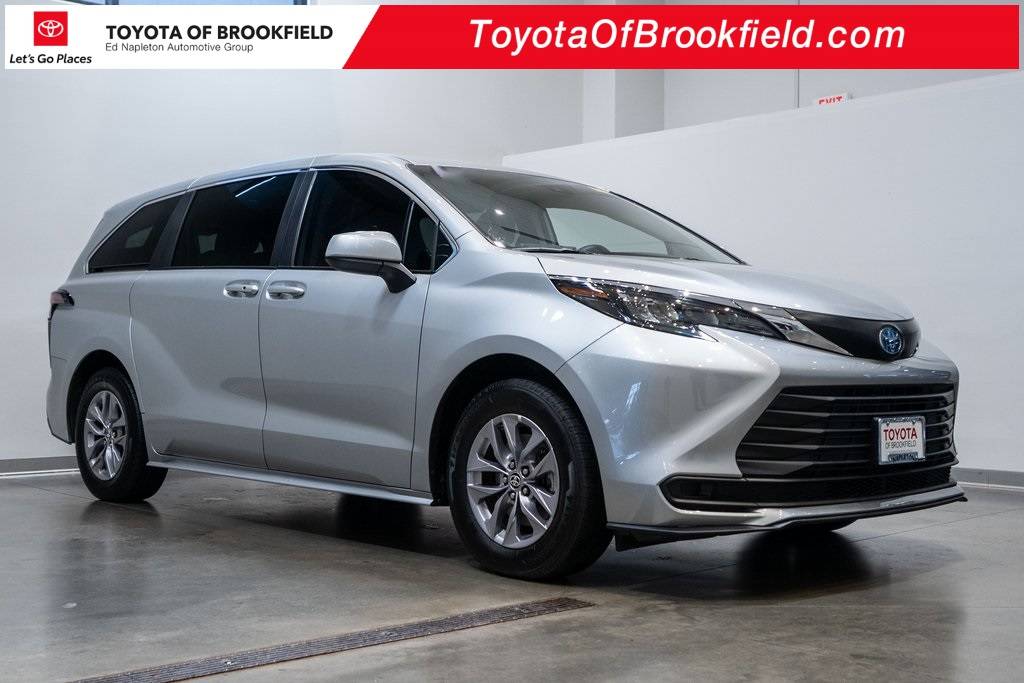 2024 Toyota Sienna LE — Minivan — 24,374 mi — Brookfield, WI