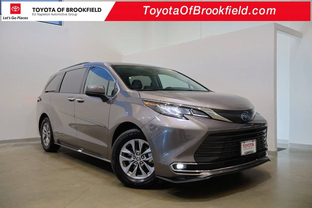 2022 Toyota Sienna XLE — Minivan — 36,671 mi — Brookfield, WI