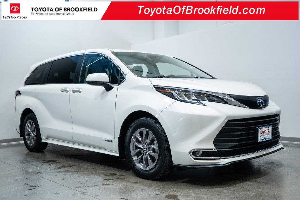 2021 Toyota Sienna XLE — Minivan — 25,943 mi — Brookfield, WI