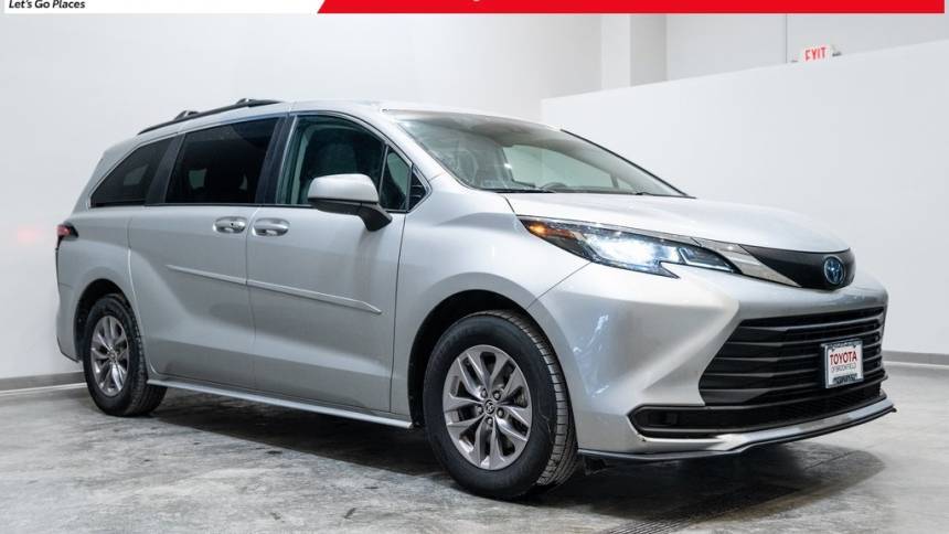 2022 Toyota Sienna LE — Minivan — 71,808 mi — Brookfield, WI