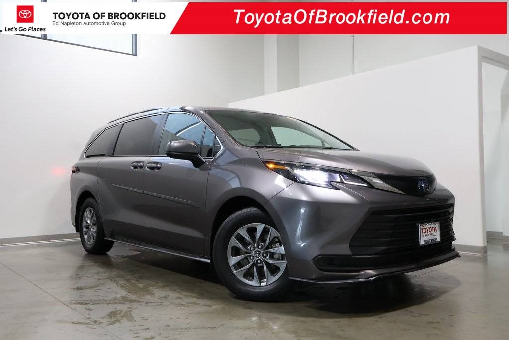 2022 Toyota Sienna LE — Minivan — 51,115 mi — Brookfield, WI