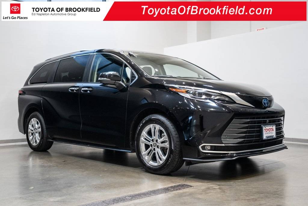 2022 Toyota Sienna Platinum — Minivan — 28,610 mi — Brookfield, WI