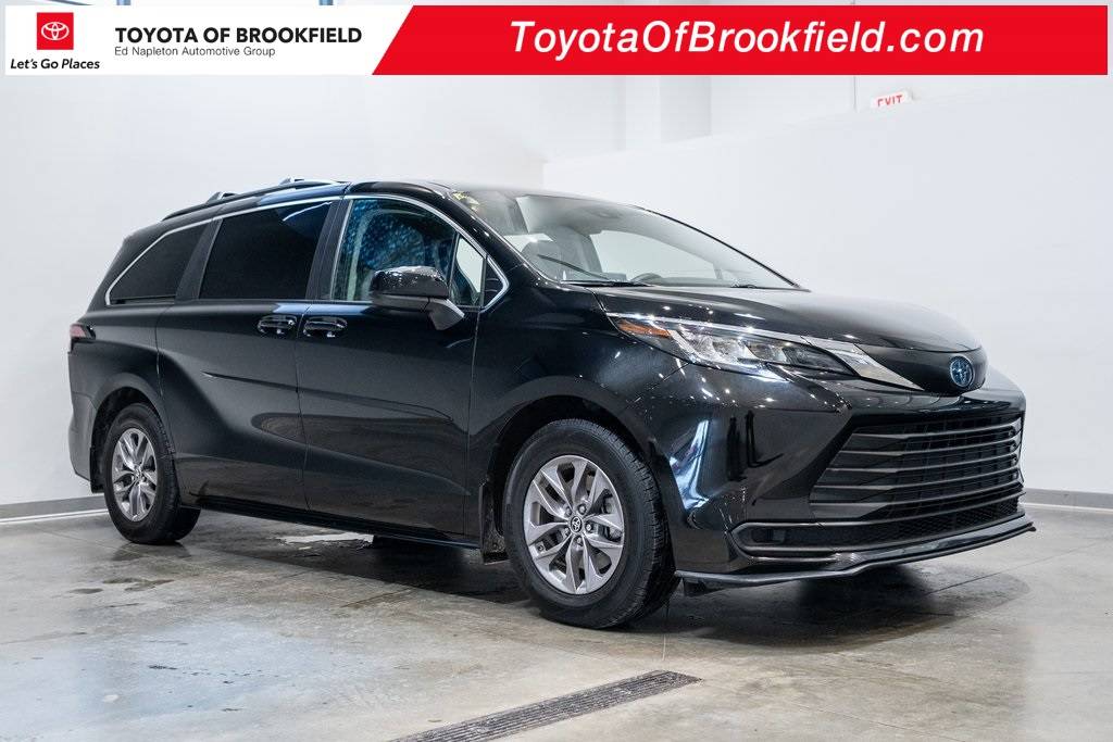 2022 Toyota Sienna LE — Minivan — 56,179 mi — Brookfield, WI