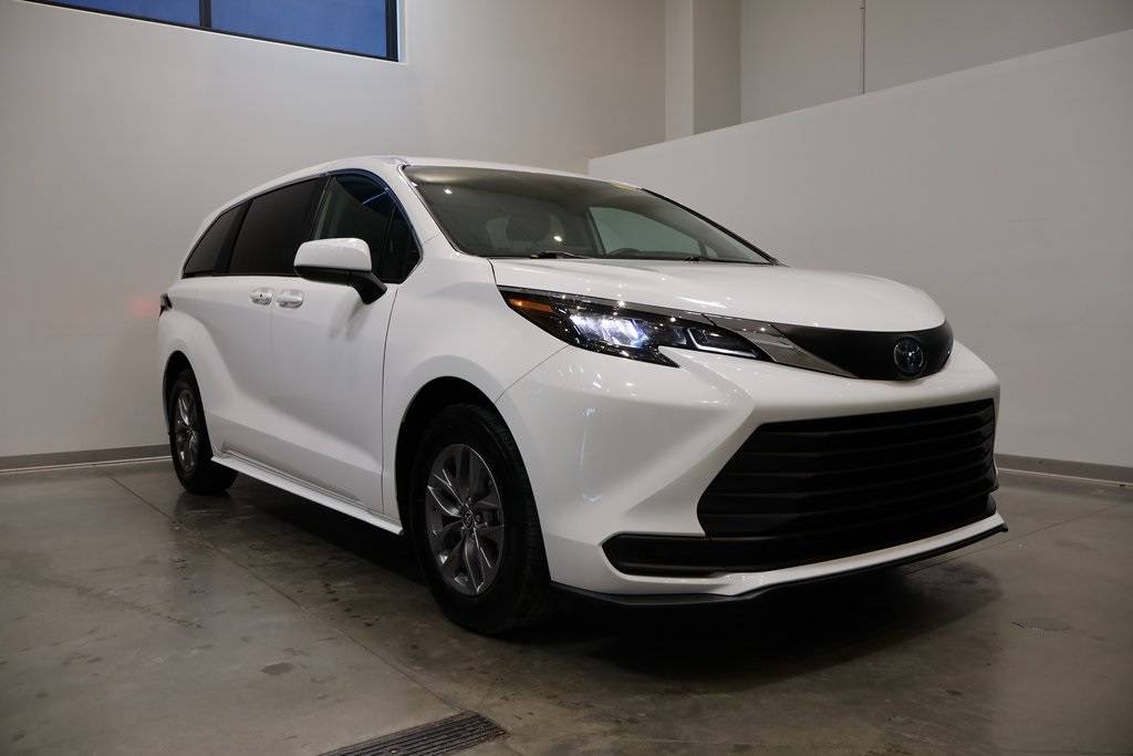 2024 Toyota Sienna LE — Minivan — 33,133 mi — Brookfield, WI
