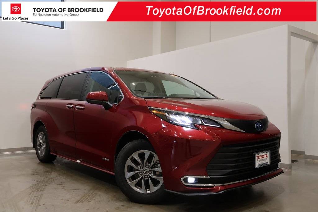 2021 Toyota Sienna XLE — Minivan — 39,052 mi — Brookfield, WI