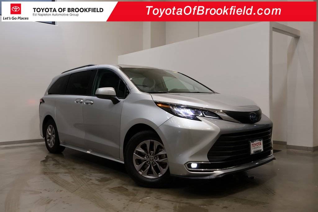 2022 Toyota Sienna XLE — Minivan — 28,842 mi — Brookfield, WI