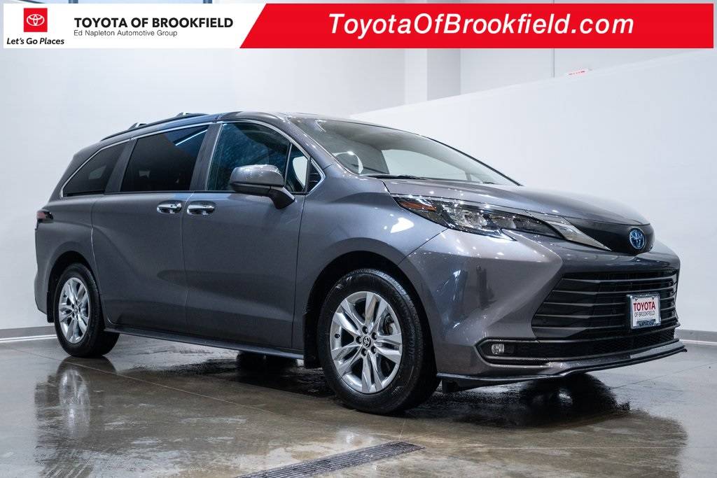 2025 Toyota Sienna XLE — Minivan — 5,592 mi — Brookfield, WI