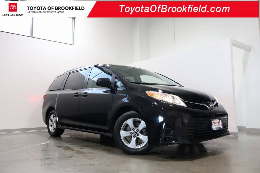 2020 Toyota Sienna LE — Minivan — 58,945 mi — Brookfield, WI