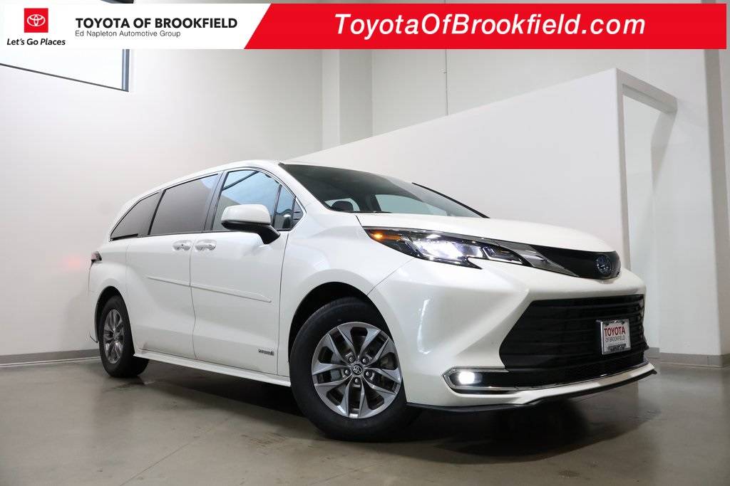 2021 Toyota Sienna XLE — Minivan — 43,401 mi — Brookfield, WI