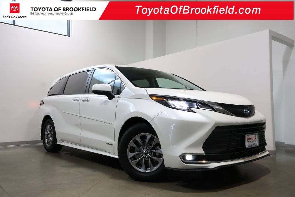 2021 Toyota Sienna XLE — Minivan — 52,579 mi — Brookfield, WI