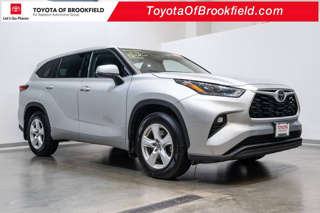 2022 Toyota Highlander LE — SUV — 29,715 mi — Brookfield, WI