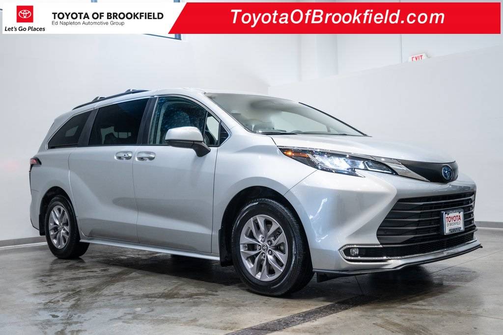 2022 Toyota Sienna XLE — Minivan — 25,417 mi — Brookfield, WI