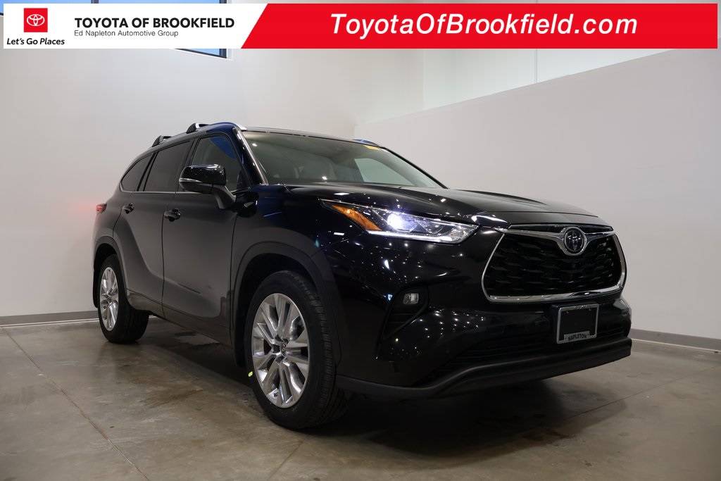 2022 Toyota Highlander Limited — SUV — 28,566 mi — Brookfield, WI