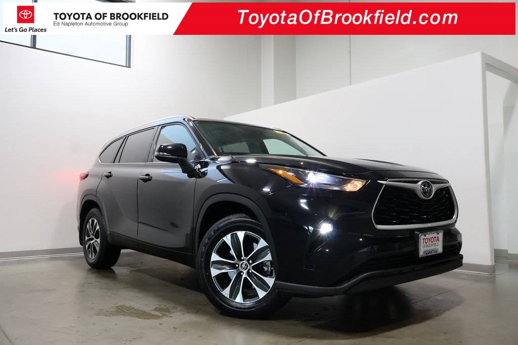 2021 Toyota Highlander XLE — SUV — 31,257 mi — Brookfield, WI