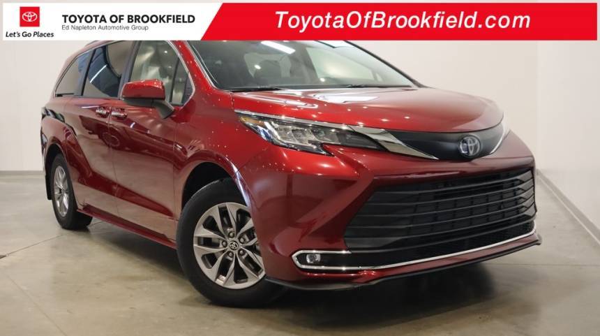 2022 Toyota Sienna XLE — Minivan — 21,775 mi — Brookfield, WI