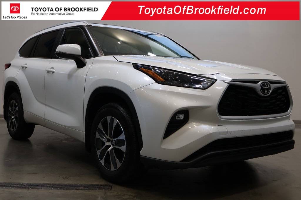 2023 Toyota Highlander XLE — SUV — 24,391 mi — Brookfield, WI