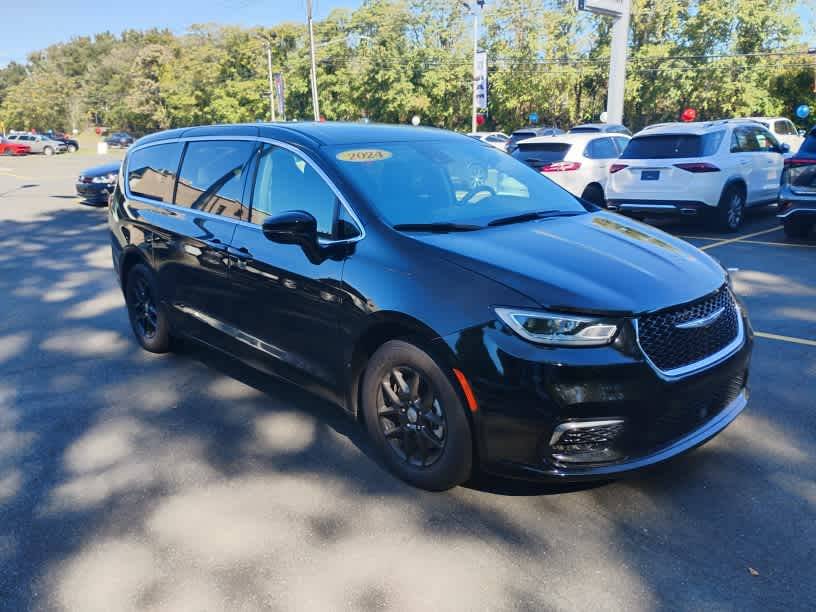 2024 Chrysler Pacifica Touring L — Minivan — 19,696 mi — Westfield, MA
