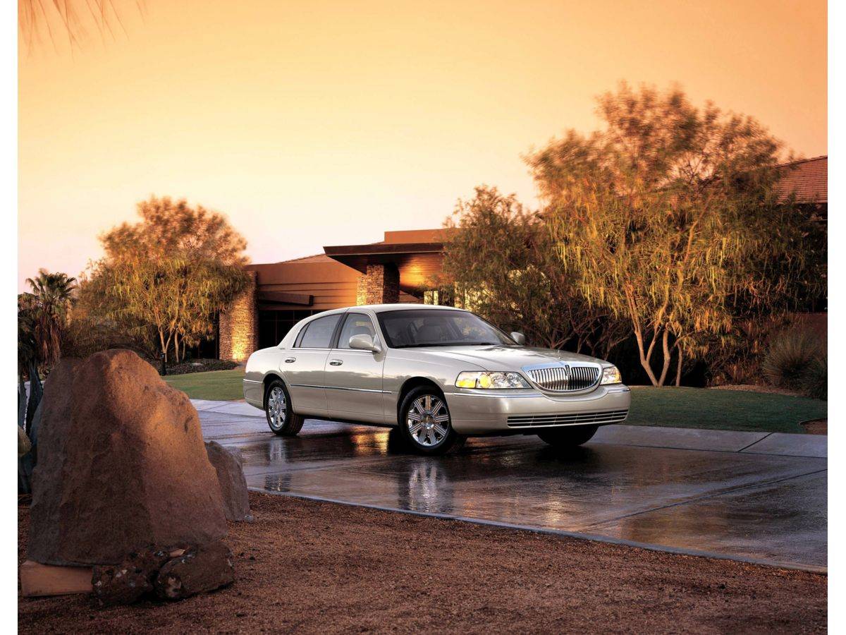 2005 Lincoln Town Car Signature — Sedan — 198,123 mi — Louisville, KY
