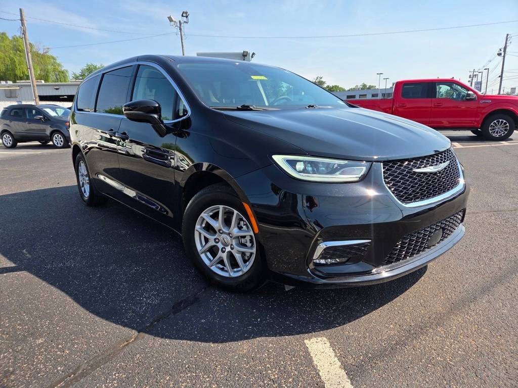 2024 Chrysler Pacifica Touring L — Minivan — 22,616 mi — Louisville, KY