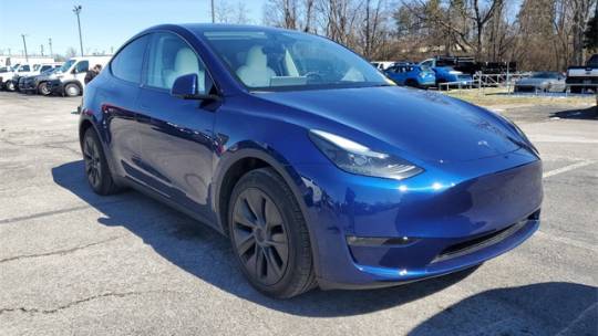 2025 Tesla Model Y Long Range — SUV — 2,717 mi — Franklin, TN