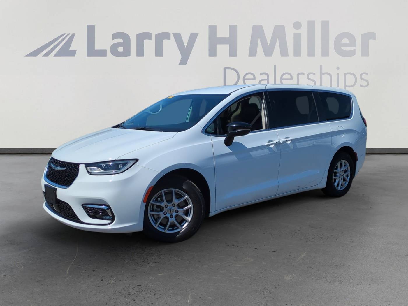 2024 Chrysler Pacifica Touring L — Minivan — 55,763 mi — Avondale, AZ