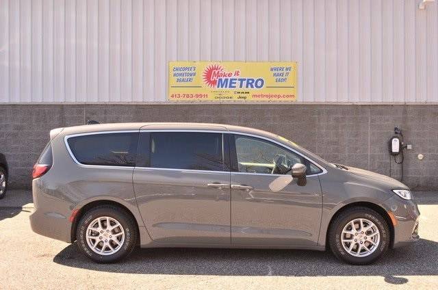 2023 Chrysler Pacifica Touring L — Minivan — 63,154 mi — Chicopee, MA