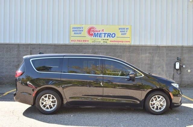 2023 Chrysler Pacifica Touring L — Minivan — 43,340 mi — Chicopee, MA