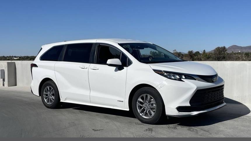 2021 Toyota Sienna LE — Minivan — 71,942 mi — Phoenix, AZ